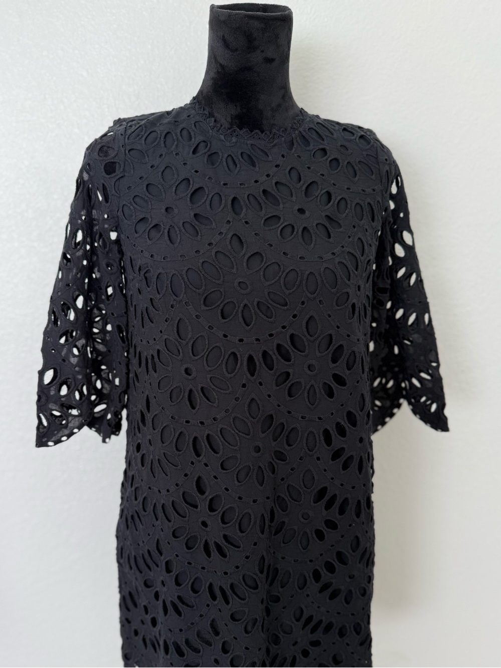Ann Taylor Petite Black Eyelet Lace Shift Dress Size 2P Elegant Floral Cutout